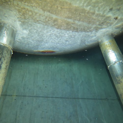 Sprinklertank-Inspektion: Betontank, 5 Jahre – Inspektion Stahlstuetzen Ablagerungen Bodensicht